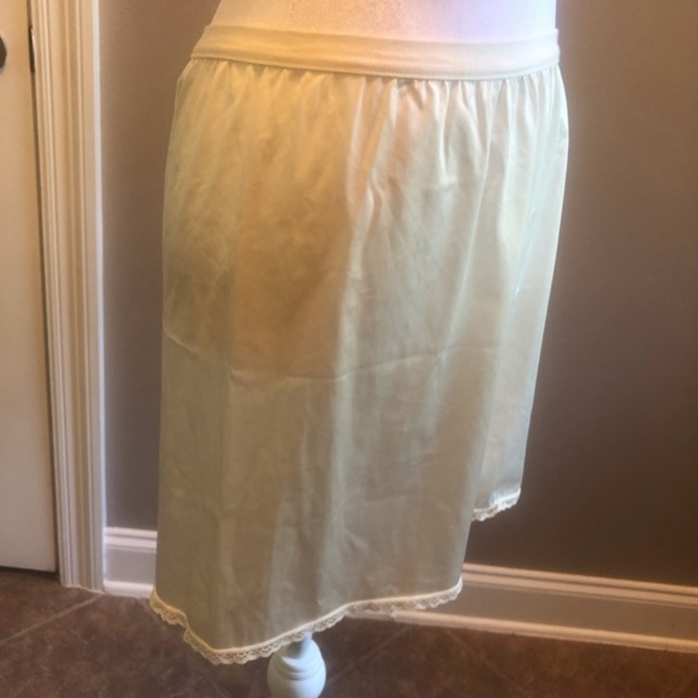 Vintage Vanity Fair Half Slip Candlelight Size Small